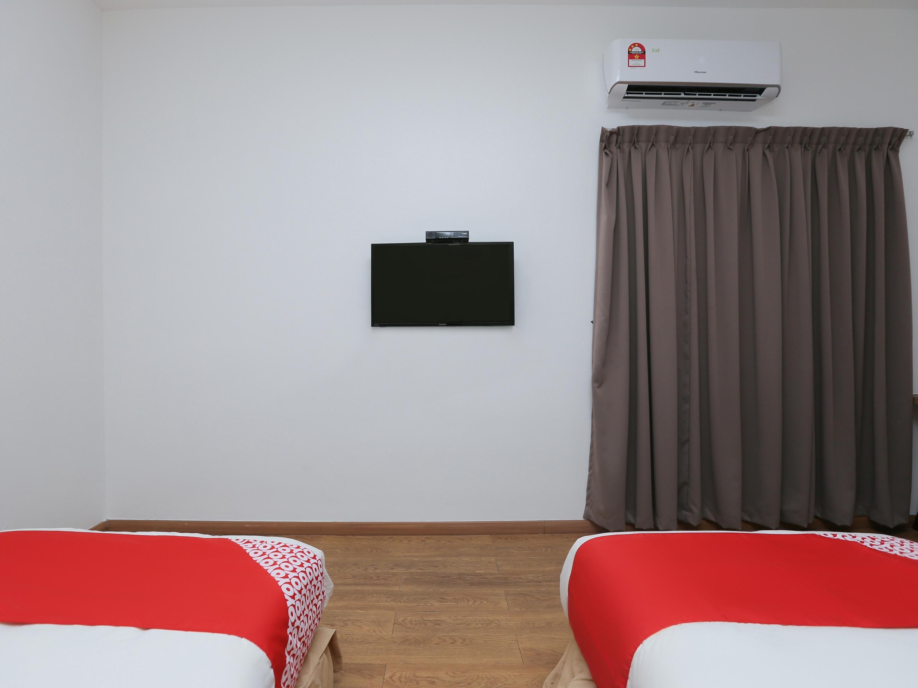 Oyo 89915 East Mount Hotel Kukup Esterno foto