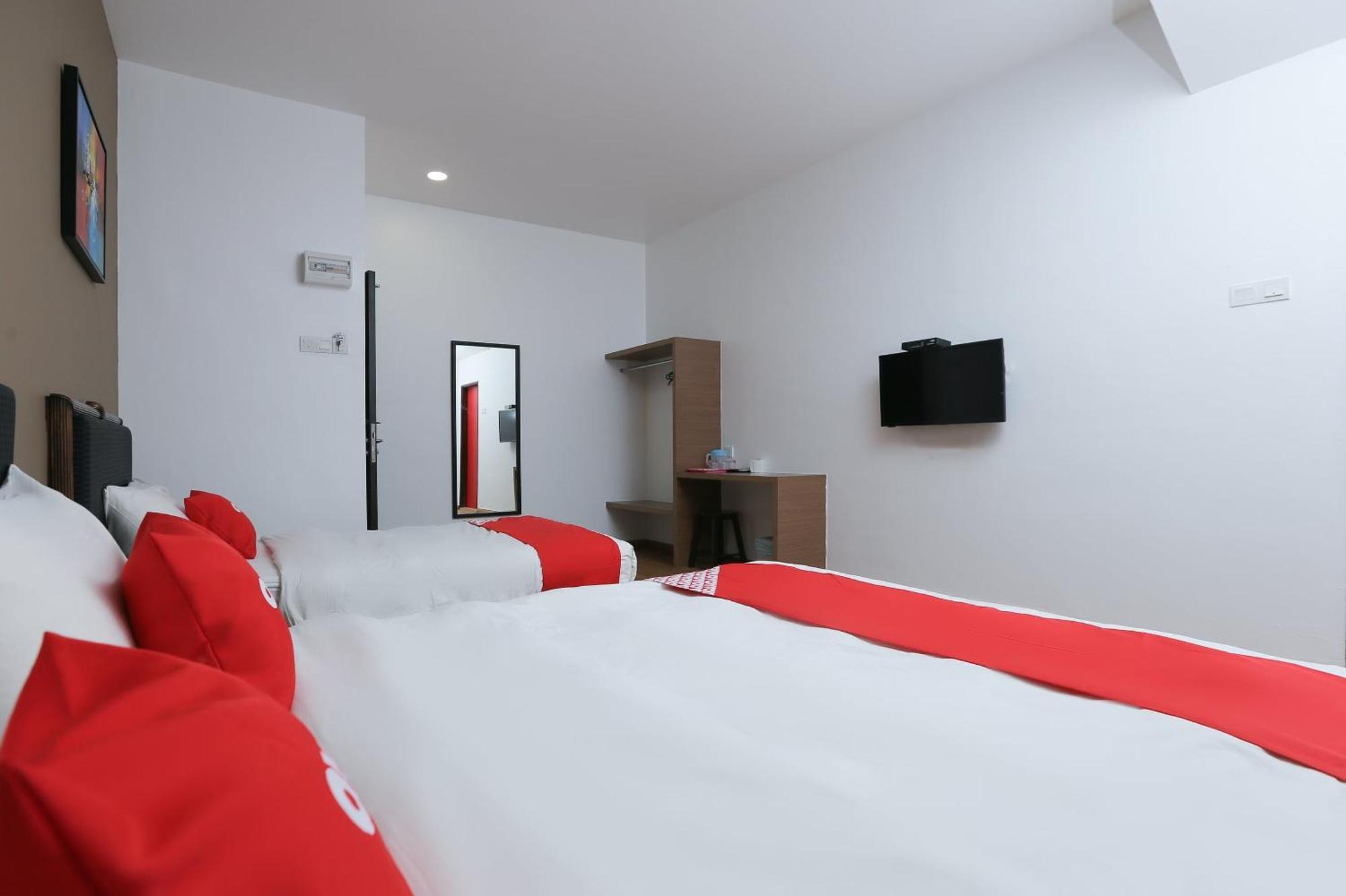 Oyo 89915 East Mount Hotel Kukup Esterno foto