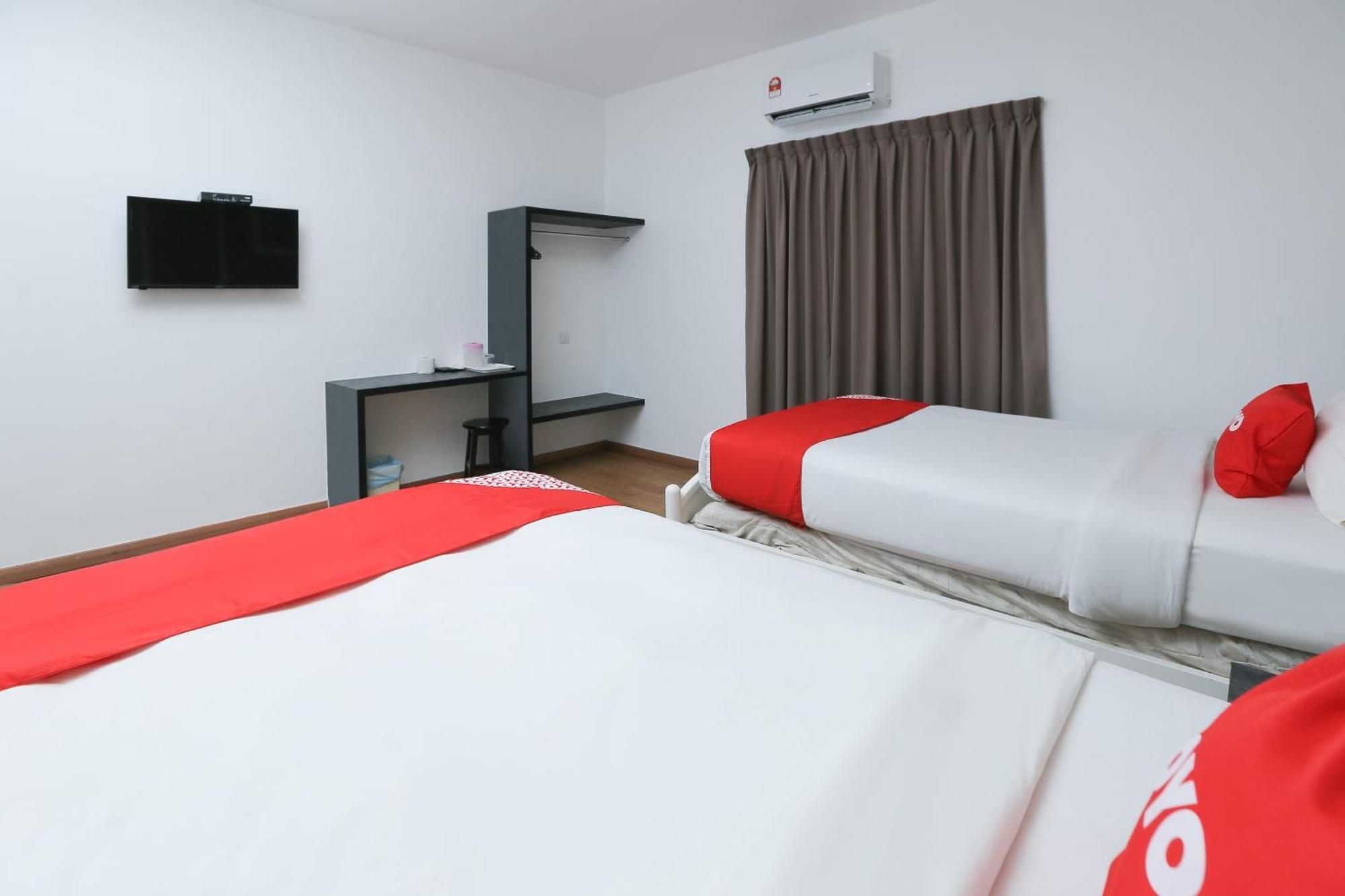 Oyo 89915 East Mount Hotel Kukup Esterno foto