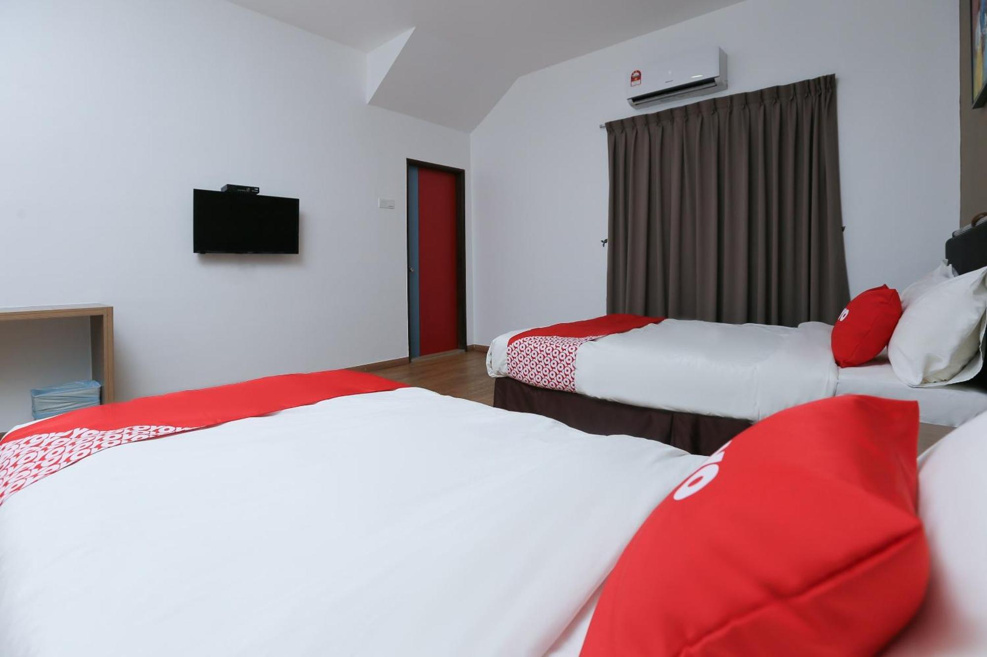 Oyo 89915 East Mount Hotel Kukup Esterno foto