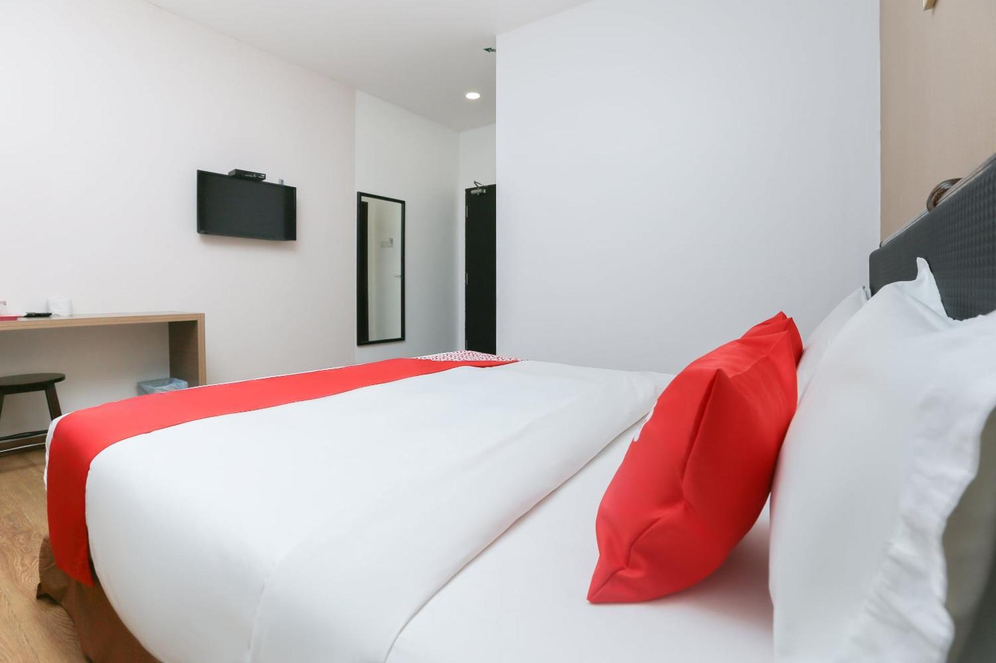 Oyo 89915 East Mount Hotel Kukup Esterno foto
