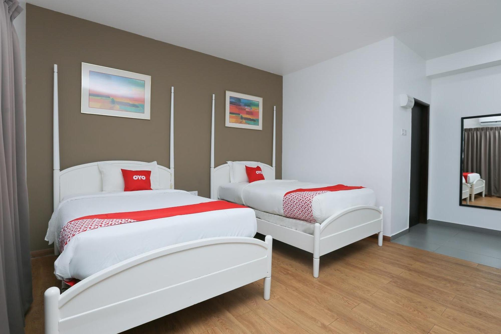 Oyo 89915 East Mount Hotel Kukup Esterno foto