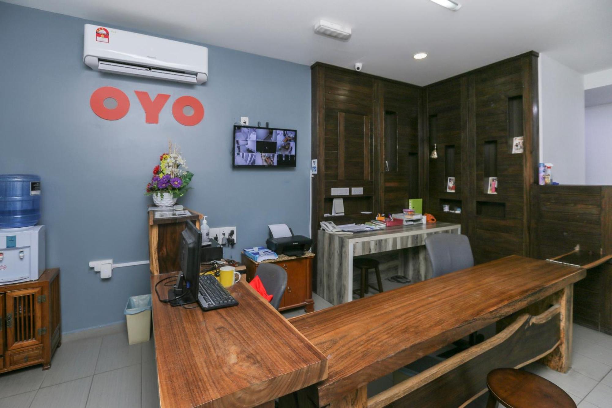 Oyo 89915 East Mount Hotel Kukup Esterno foto