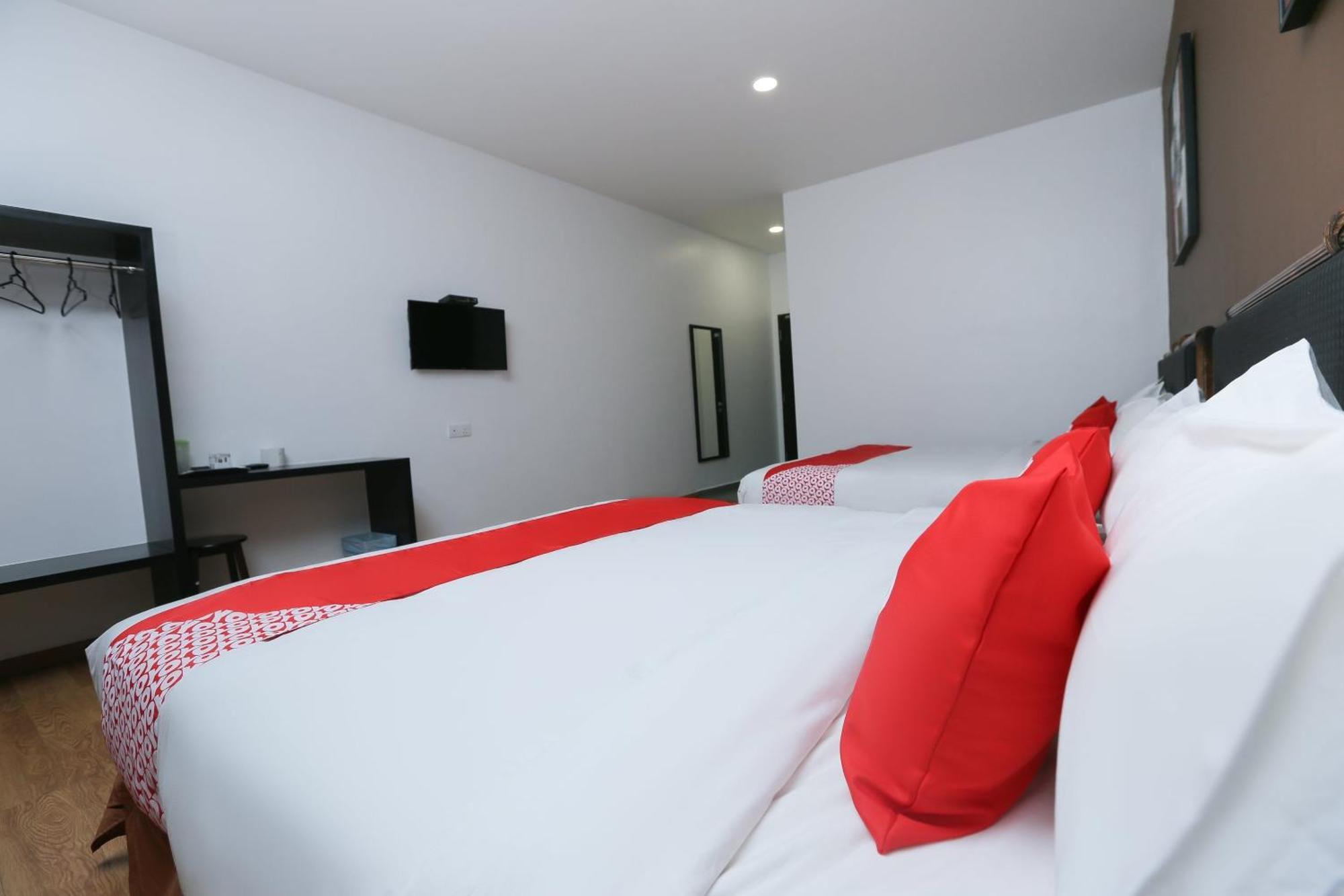 Oyo 89915 East Mount Hotel Kukup Esterno foto