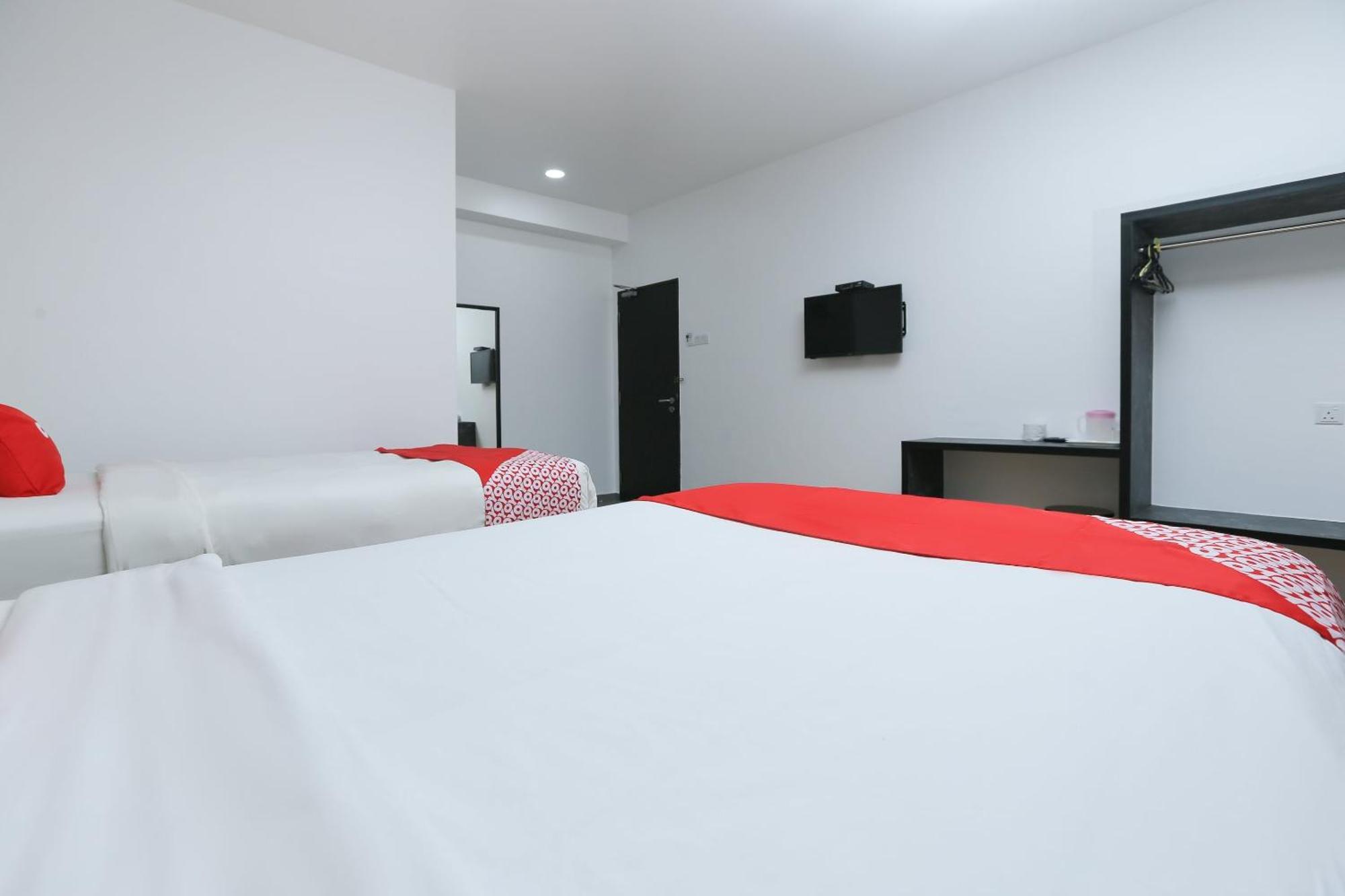Oyo 89915 East Mount Hotel Kukup Esterno foto
